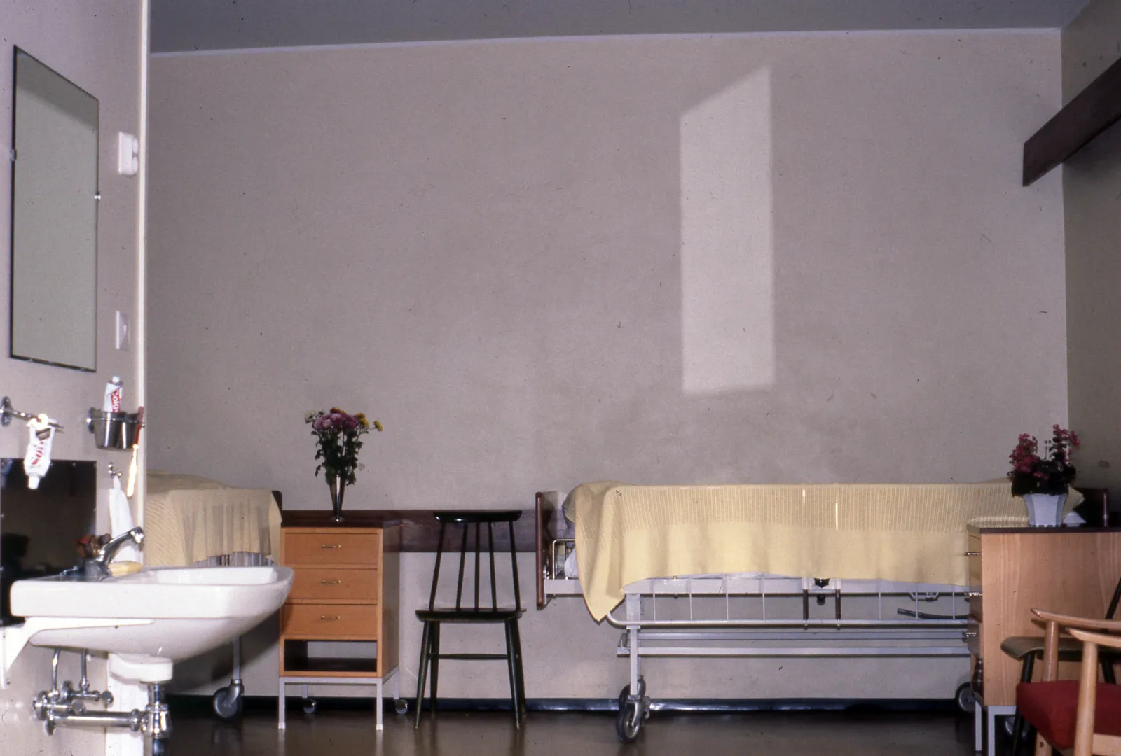 Pasientrom med seng, vask og stol