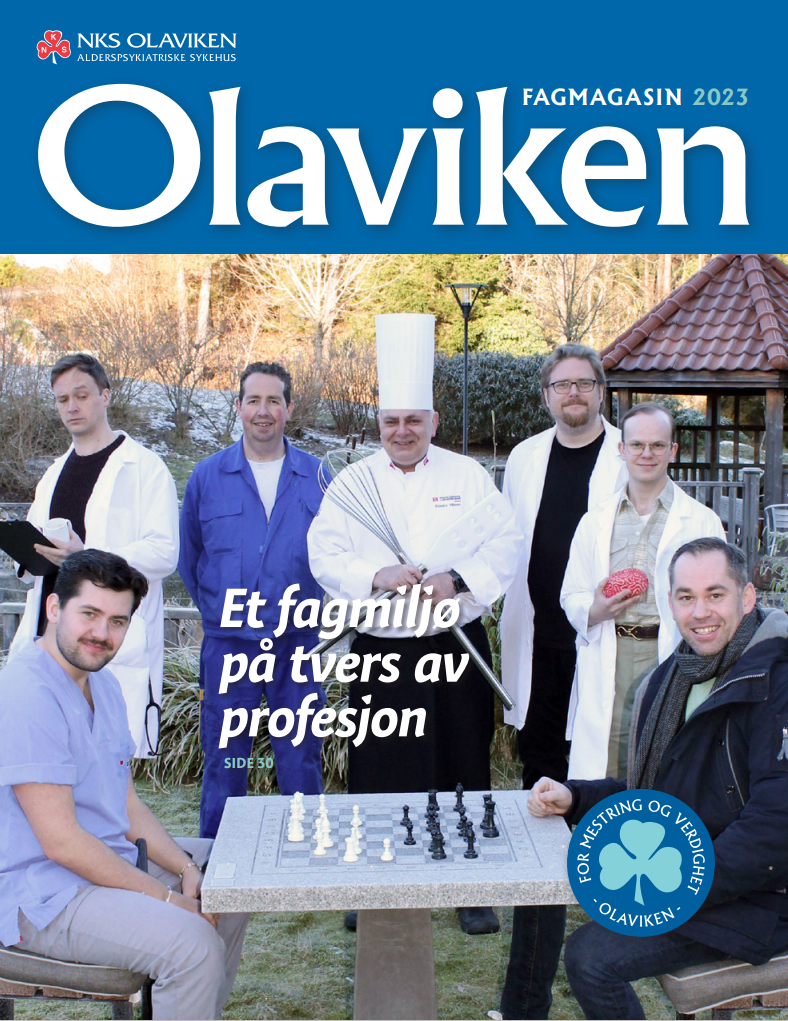 En gruppe menn som poserer for et bilde