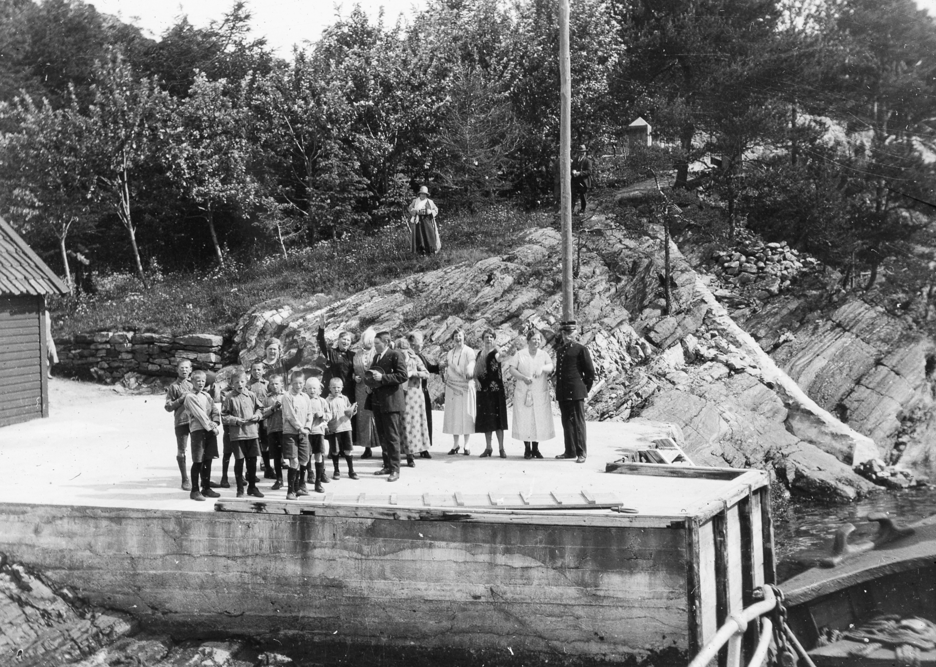 Noen av guttene står på en kai