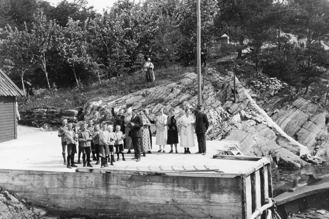 Noen av guttene står på en kai