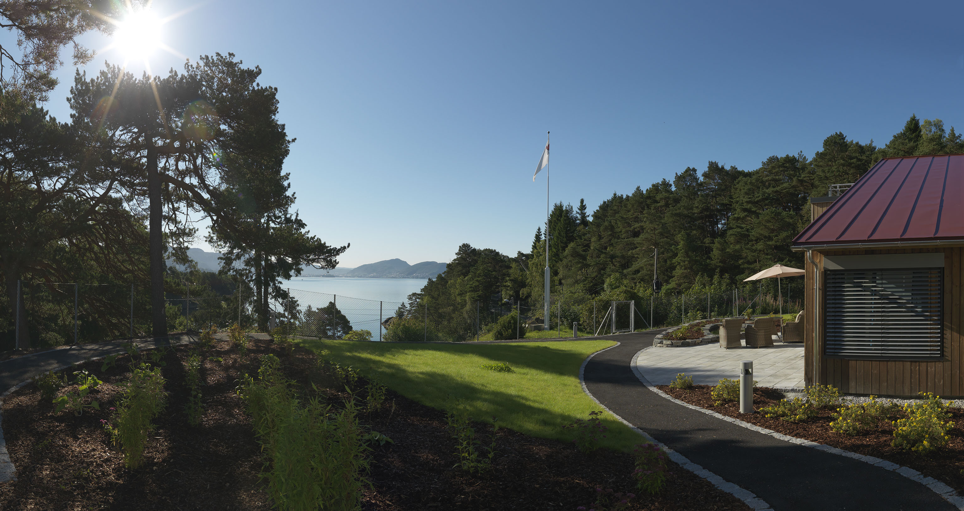 Et utsiktsbilde som viser en sti som fører til sykehuset og sjøen