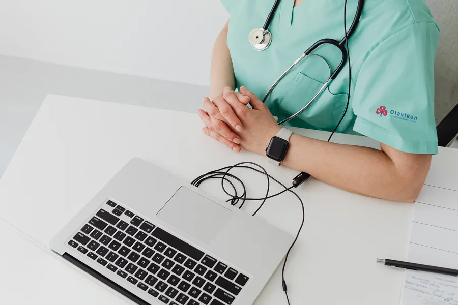 Dekorativt bilde av En person foran data